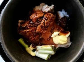 淋入炖肉的液体料汁。
