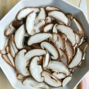 然后放入淡盐水中泡出泥沙