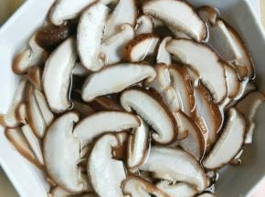 然后放入淡盐水中泡出泥沙