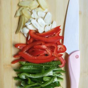 青红椒切条，生姜，大蒜切片