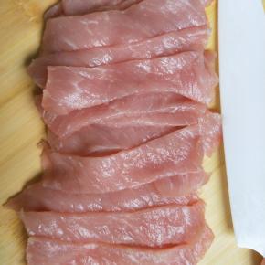 猪肉洗干净切片