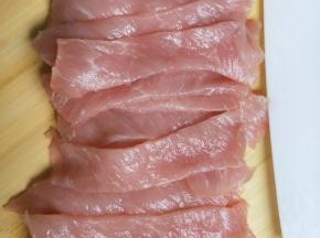 猪肉洗干净切片