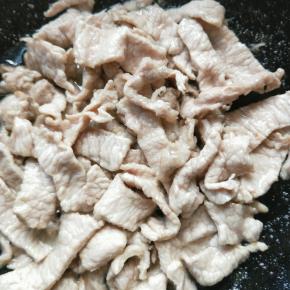 然后热锅热油，放入瘦肉，大火炒至变色