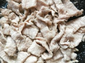 然后热锅热油，放入瘦肉，大火炒至变色