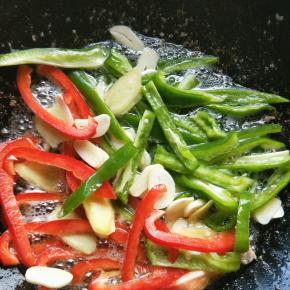 继续炒，生姜，大蒜，青红椒