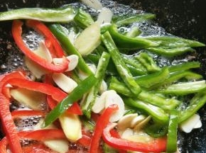 继续炒，生姜，大蒜，青红椒