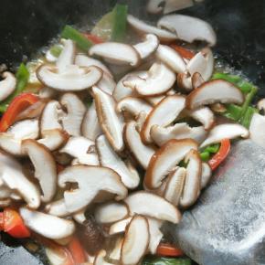 炒至变色，放入香菇