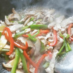 继续炒熟， 出锅前放入酱油盐即可