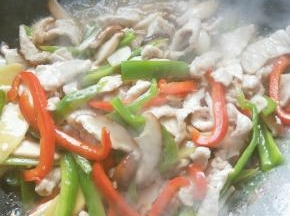 继续炒熟， 出锅前放入酱油盐即可