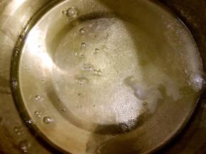 蛋清和白糖放入无水无油无蛋黄的盆里