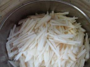 切好的梨丝全部放入锅中，我用的304不锈钢的锅。不用加上哦，梨子本身就会出汤汁的，不用担心