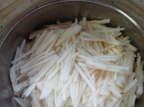 切好的梨丝全部放入锅中，我用的304不锈钢的锅。不用加上哦，梨子本身就会出汤汁的，不用担心