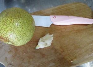 尽量把果肉都切下来用，梨核不要。这个梨的梨核也不大，扔了也不可惜。如果不舍得扔，可以集中起来熬成梨茶喝哦，那就一点也不浪费啦