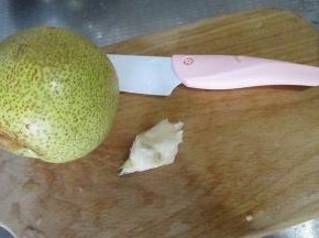 尽量把果肉都切下来用，梨核不要。这个梨的梨核也不大，扔了也不可惜。如果不舍得扔，可以集中起来熬成梨茶喝哦，那就一点也不浪费啦