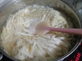 大火煮开后，可以看出梨子的汁煮出来很多。继续大火煮30分钟