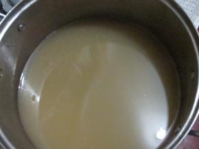 这是过滤出来的梨汁，转小火慢慢熬煮，一定要用小火慢熬！