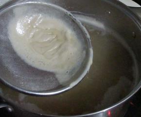 用网筛不断的把浮沫撇掉，这样可以保证熬好的梨膏质地纯净