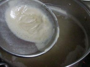 用网筛不断的把浮沫撇掉，这样可以保证熬好的梨膏质地纯净