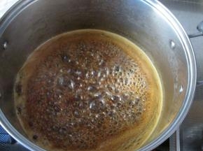 继续熬煮到梨汁很浓稠并开始起焦糖色的大泡泡，继续再熬住一会儿