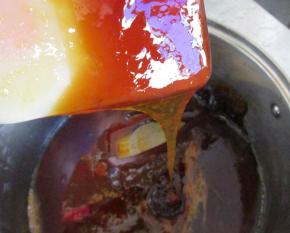 熬好的梨膏很浓稠，用铲子挖了立起来，可以拉出三角的膏糖旗，这个状态就成功