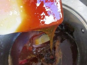 熬好的梨膏很浓稠，用铲子挖了立起来，可以拉出三角的膏糖旗，这个状态就成功