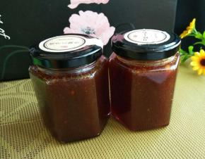 密封瓶开水煮烫消毒并晾干，把熬好的秋梨膏装进去密封，即使冰箱冷藏放一年也不会坏哦，冷冻保存更放心，而且冷冻也不会结冰的