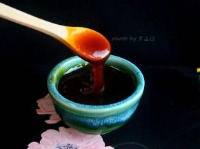 这是熬的秋梨膏，来个特写，看样子就知道很浓稠。没有放一粒糖，但很甜哦，是梨子本身的甜味