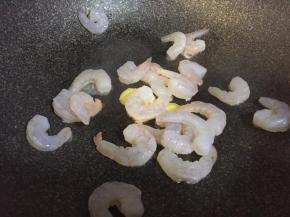 锅内倒油，下姜片翻炒，倒入洗净的虾仁翻炒定型，捞出备用