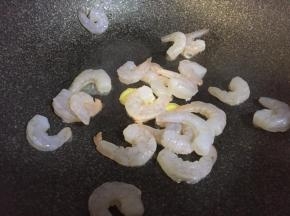 锅内倒油，下姜片翻炒，倒入洗净的虾仁翻炒定型，捞出备用