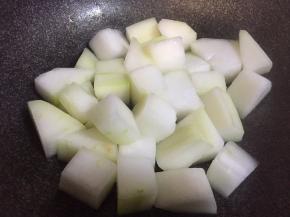 倒入去皮切块的冬瓜，加入少许盐小火翻炒至软