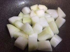 倒入去皮切块的冬瓜，加入少许盐小火翻炒至软
