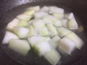 加入适量清水，大火煮开