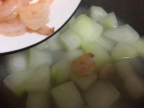 等锅内冬瓜炖至略软，倒入虾仁