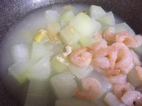 调入少许鸡精，小火继续咕嘟几分钟