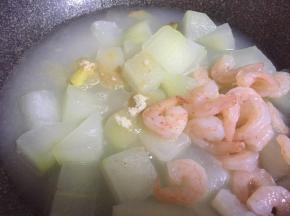 调入少许鸡精，小火继续咕嘟几分钟