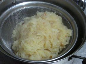 待梨肉煮的软烂了，用网筛把梨肉全部过滤出来