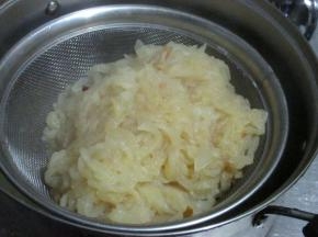 待梨肉煮的软烂了，用网筛把梨肉全部过滤出来