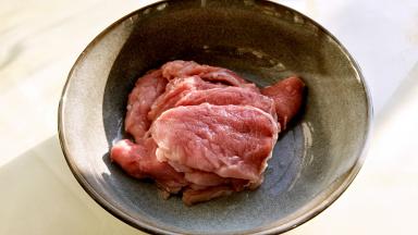 里脊肉逆着纹路切成厚片。
