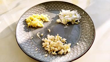 葱，姜，蒜切末。