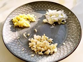 葱，姜，蒜切末。