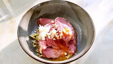 里脊肉中放入一半葱，姜，蒜末，生抽，料酒各1茶匙，砂糖，盐1克打入鸡蛋半个。