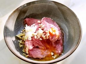 里脊肉中放入一半葱，姜，蒜末，生抽，料酒各1茶匙，砂糖，盐1克打入鸡蛋半个。