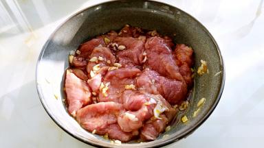 搅拌均匀，腌制10分钟。