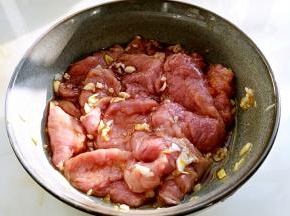 搅拌均匀，腌制10分钟。