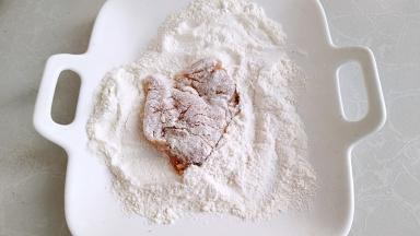 腌制过后把里脊肉均匀的裹一层面粉。