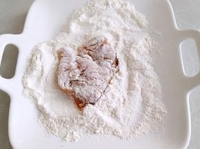 腌制过后把里脊肉均匀的裹一层面粉。