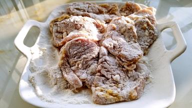 静止一会，让面粉吸附一下，这样在炸的时候不容易脱落。