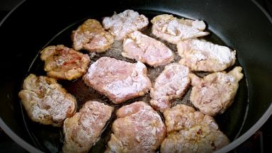 锅中放油烧热，放入里脊肉中火煎炸。油量刚好覆盖锅底就可以。