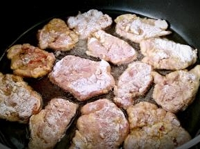 锅中放油烧热，放入里脊肉中火煎炸。油量刚好覆盖锅底就可以。