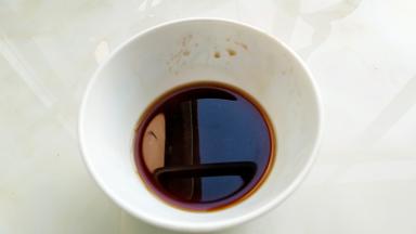 准备料汁，料酒和生抽各1茶匙，盐1克混合。